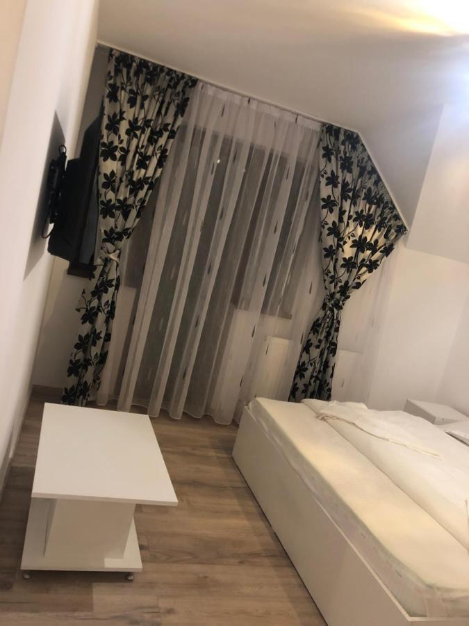 Готель New House Куртя-де-Арджеш Екстер'єр фото
