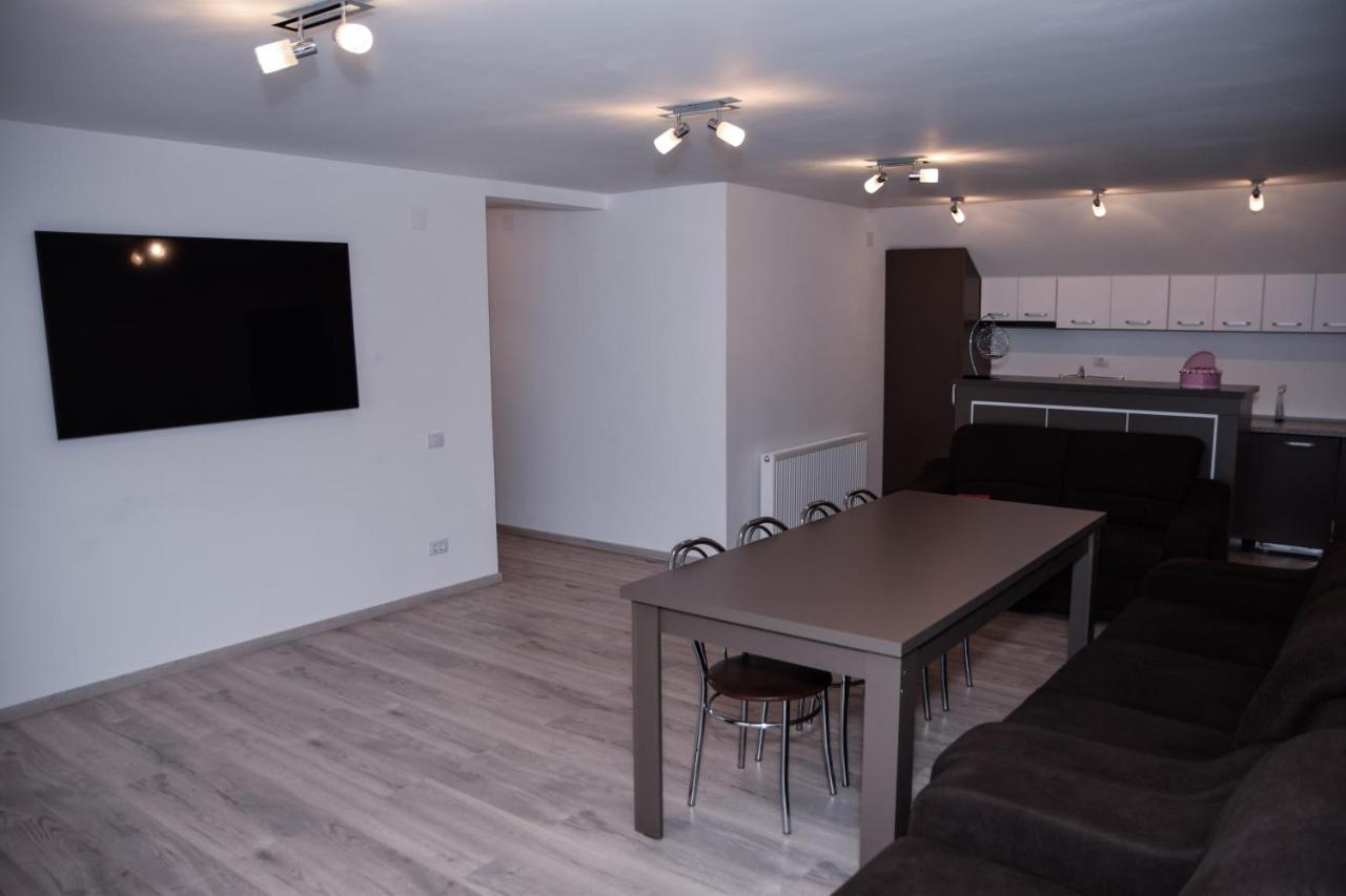 Готель New House Куртя-де-Арджеш Екстер'єр фото